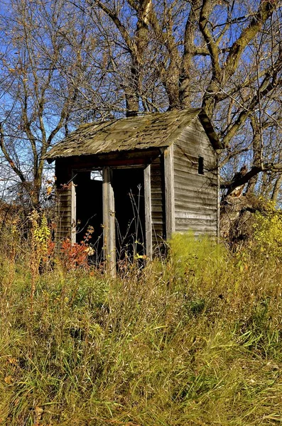 OIld rickety portas duplas em uma casa de banho — Fotografia de Stock