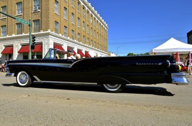 1958 siyah Ford Fairlane 500 Cabrio
