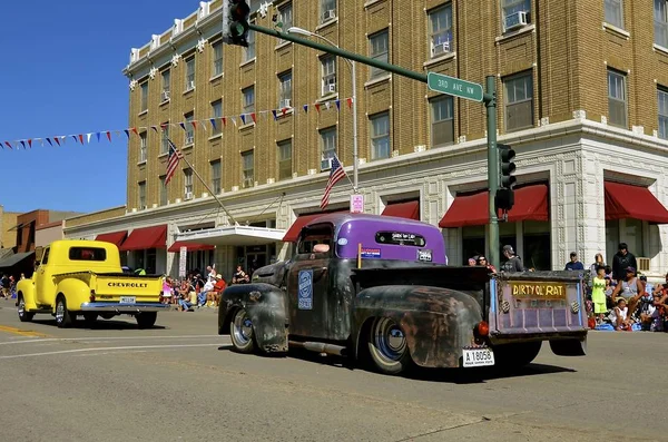 Chrysler and Chevy pickups in a parade — Stock Photo, Image