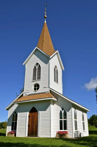 Witte landelijke kerk — Stockfoto