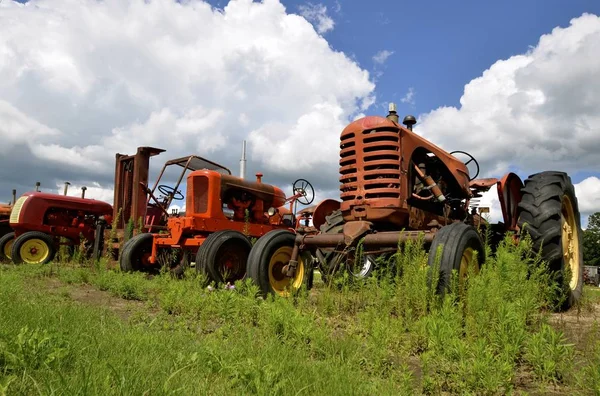 Vieux tracteurs dans un dépotoir — Photo