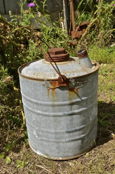 Viejo lata de aceite de cinco galones —  Fotos de Stock