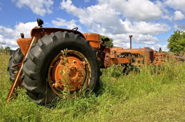 Eski turuncu traktör