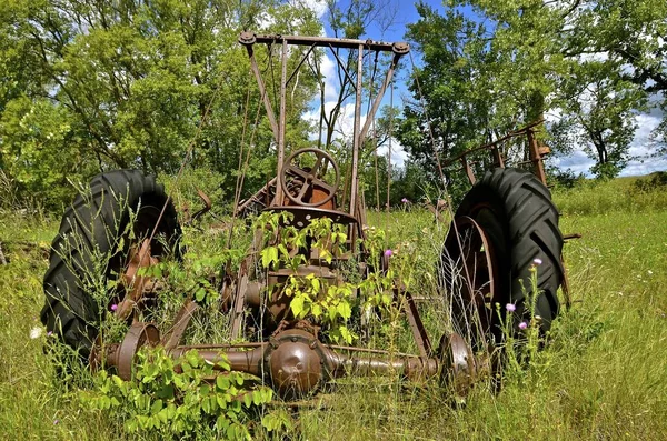 Tractor viejo con cargador frontal — Foto de Stock