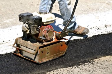 Constrion işçi sokakta asfalt paketleri