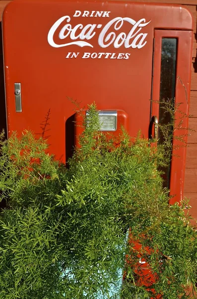 Oude cokes bottelmachine — Stockfoto