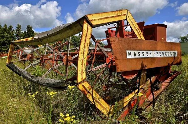 Massey Ferguson vlastním pohonem swather — Stock fotografie