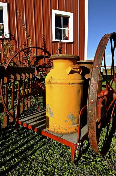 Paionted milk can on a wheel cart — Stock Photo, Image