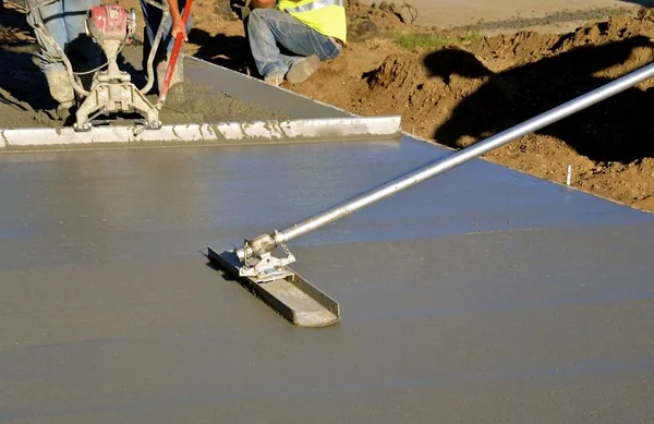 Utjämning våt betong — Stockfoto