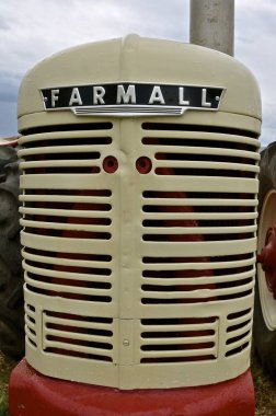 Farmall H ile beyaz bir ızgara