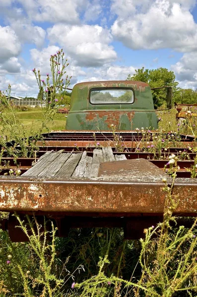 Caminhão velho cama plana — Fotografia de Stock