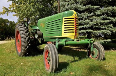 Restore edilmiş eski Oliver traktör