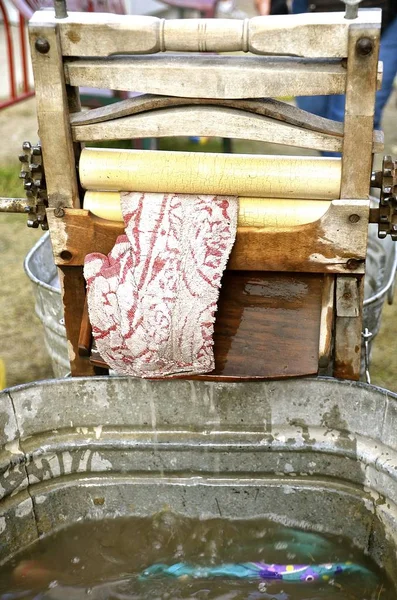昔の絞り機洗濯機 — ストック写真