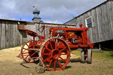 Geri yüklenen F-12 Farmall traktör