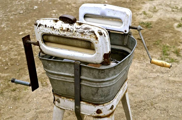 Dos escurridores viejos y una bañera —  Fotos de Stock