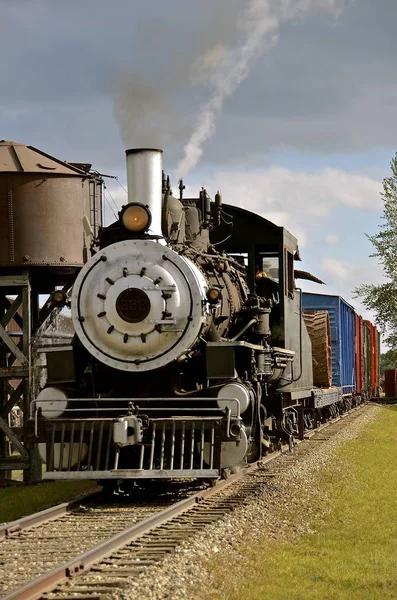 Stará parní lokomotiva motor a vlakem — Stock fotografie