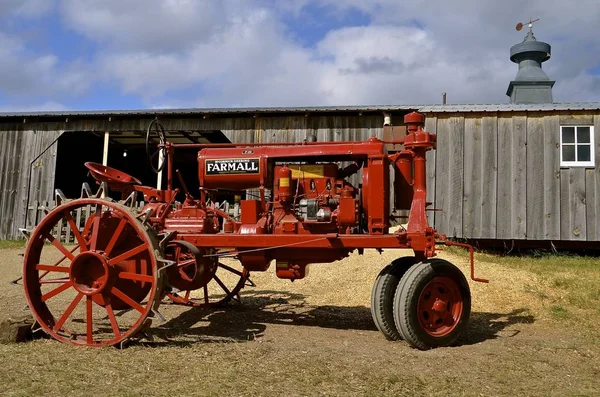 Geri yüklenen F-12 eski kırmızı Farmall traktör