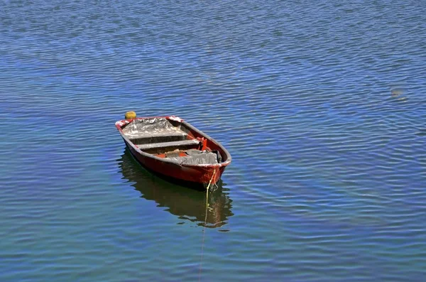 Kırmızı balıkçı teknesi — Stok fotoğraf