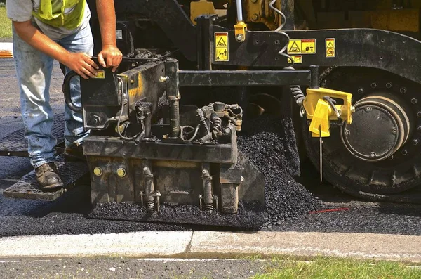 Een straat met asfalt resurfacing — Stockfoto