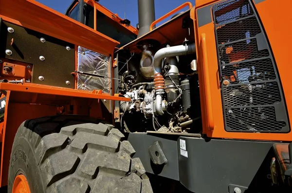Öppna huven av en ny traktor — Stockfoto