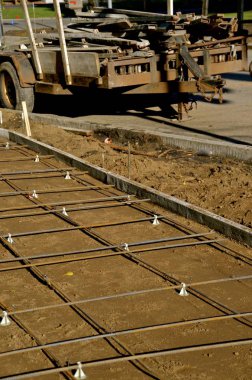 Bir kaldırım inşaat projesi yerde demir