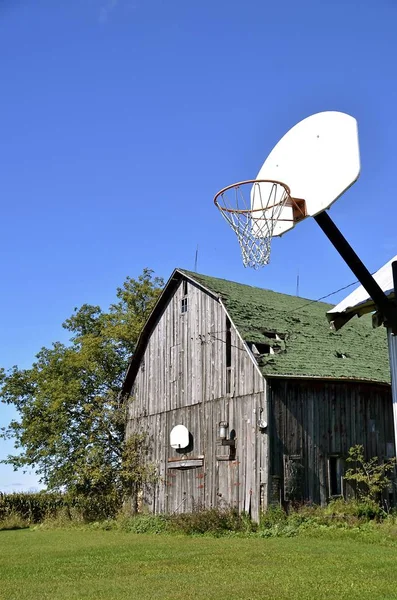 Koszykówka na zewnątrz stodoły — Zdjęcie stockowe