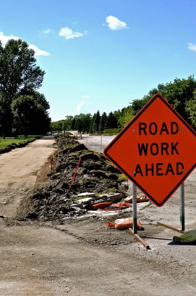 Un letrero de construcción de "Road Work Ahead" — Foto de Stock