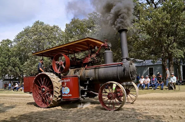 Gaar-Scott stoommachine golvende zwarte rook — Stockfoto