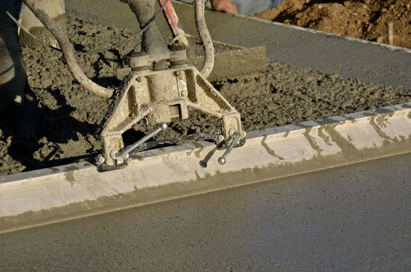Screeding van natte gegoten beton — Stockfoto