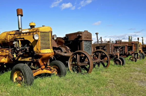 Fila de viejos tractores desgastados — Foto de Stock