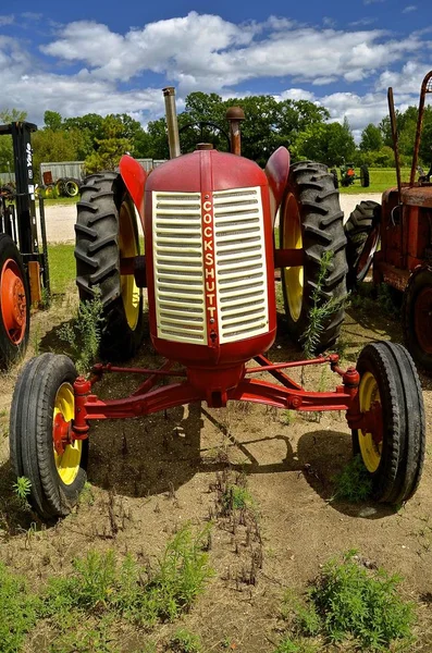 Eski Cockshutt traktör — Stok fotoğraf