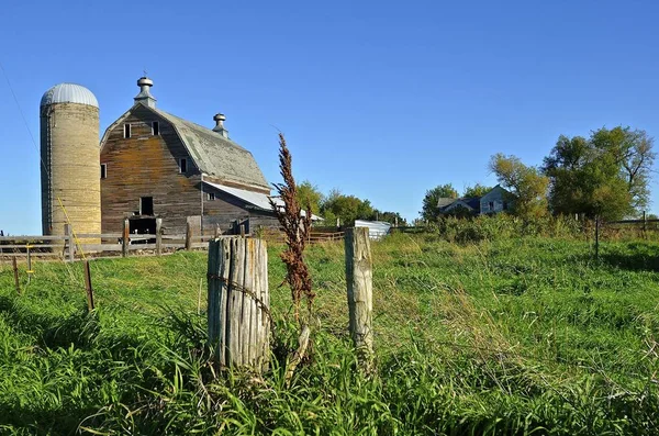 Romlik a régi hip fedett dairy barn — Stock Fotó