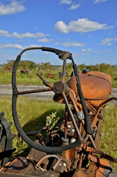 Verbogenes Lenkrad eines alten Traktors — Stockfoto