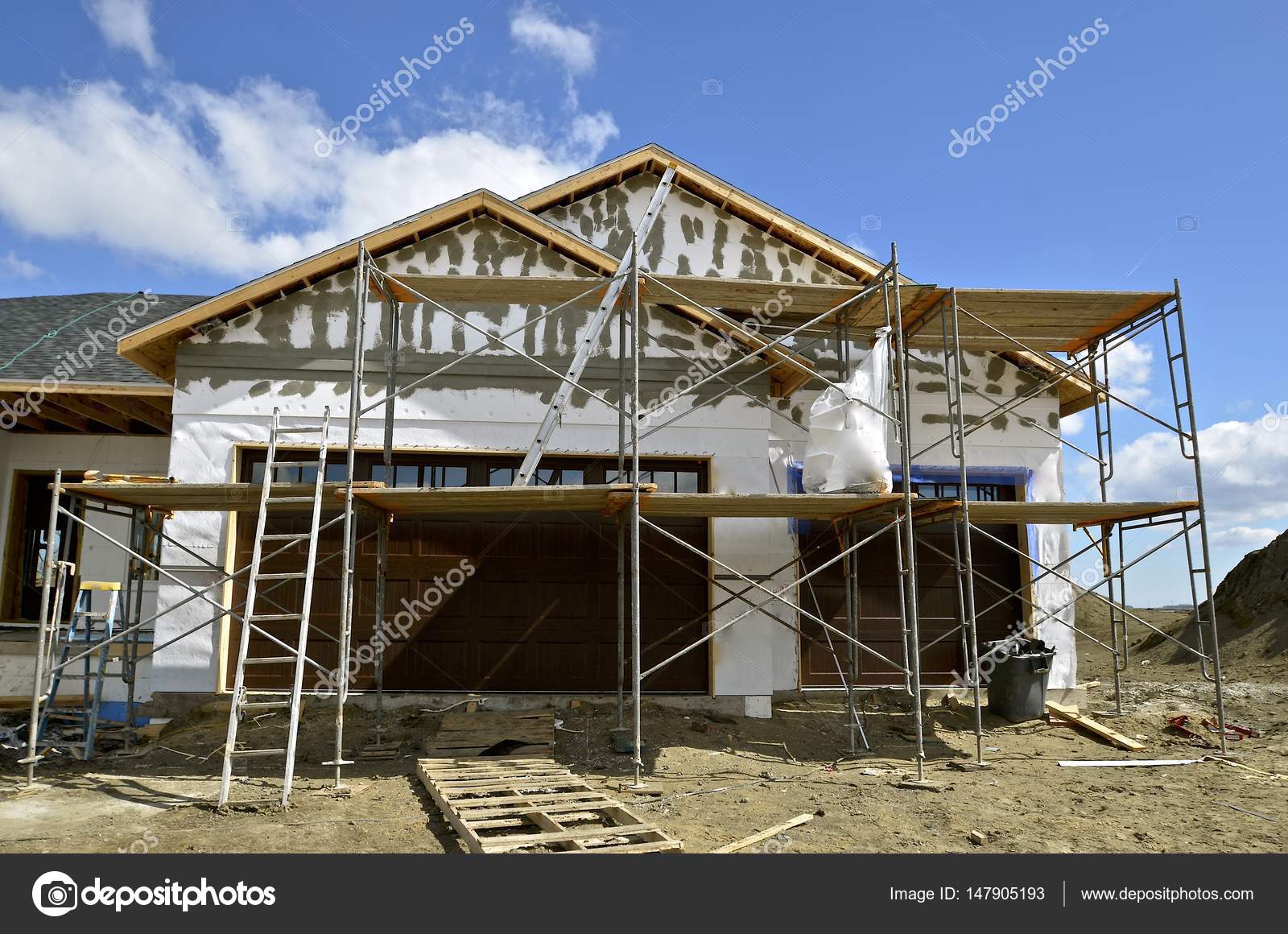 Garaje de tres puesto en construcción — Foto de stock © fiskness #147905193