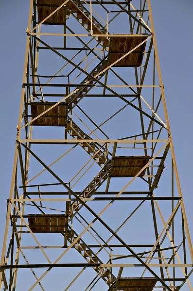 Passos de escalada de metal de uma torre de relógio de incêndio — Fotografia de Stock