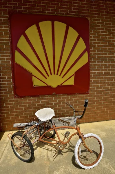 壳牌石油公司的旧标志和复古自行车 — 图库照片