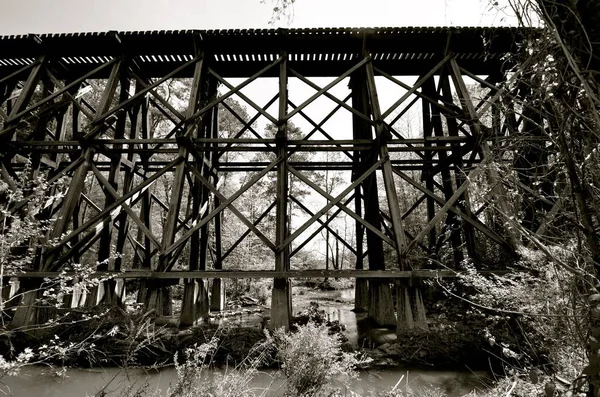 Старый железнодорожный мост и эстакады (черно-белые) ) — стоковое фото