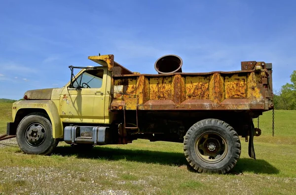 Eski paslı çakıl kamyon — Stok fotoğraf