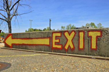 Çıkış işareti bir çimento çit