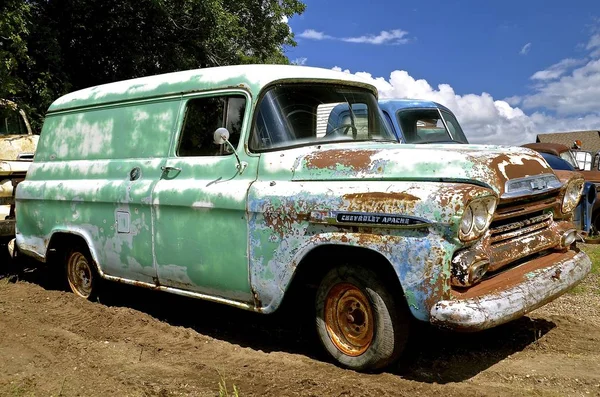 Грузовой фургон Old Chevy Apache — стоковое фото