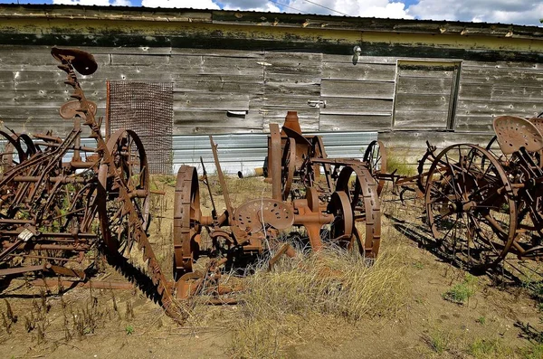 Ancienne tondeuse à foin et cultivateur de champs — Photo