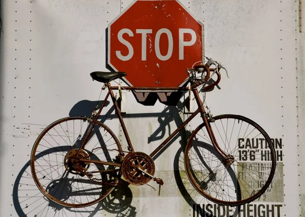 Sinal de parada e uma bicicleta velha — Fotografia de Stock