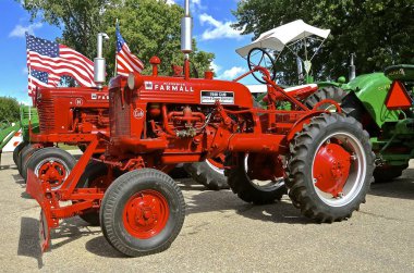 Geri yüklenen Farmall yavrularını ve C Traktörler