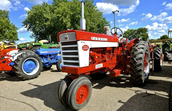 Restaurerade diesel 560 Farmall traktor — Stockfoto