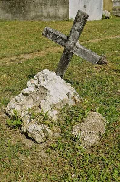 Gamla cross i en forntida begravningsplats — Stockfoto
