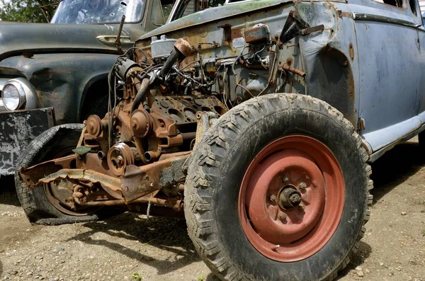 Двигатель старого пикапа — стоковое фото