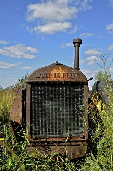 Viejo McCormick Deering tractor parrilla — Foto de Stock