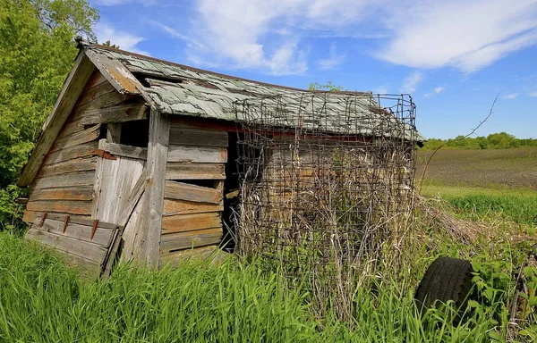 Ancienne ferme en ruine hangar — Photo