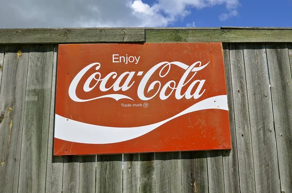 Oude Coca Cola teken op een houten hek — Stockfoto