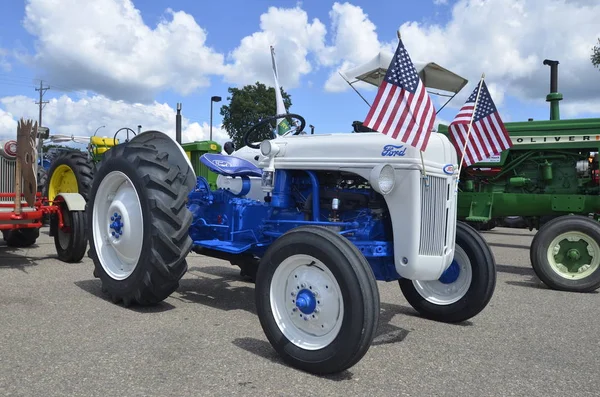 Återställd Ford traktorer försedda patriotiska flaggorna — Stockfoto
